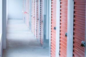 Vidéosurveillance, accès codé, alarme : ce que garantit un box de stockage